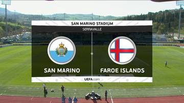 Ekran informacyjny na stadionie pokazujący mecz San Marino kontra Wyspy Owcze z logotypami drużyn.