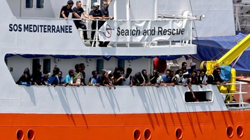 Statek z migrantami zablokowany u wybrzeży Lampedusy. Ludzie czekają na pozwolenie, by zejść na ląd