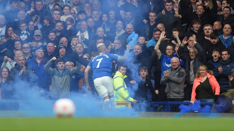 Premier League: Richarlison ukarany za odrzucenie świecy dymnej