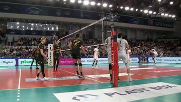 Siatkarze rywalizują przy siatce podczas meczu PGE Projekt Warszawa - Bogdanka LUK Lublin. Mateusz Malinowski, MVP spotkania, jest widoczny na boisku.