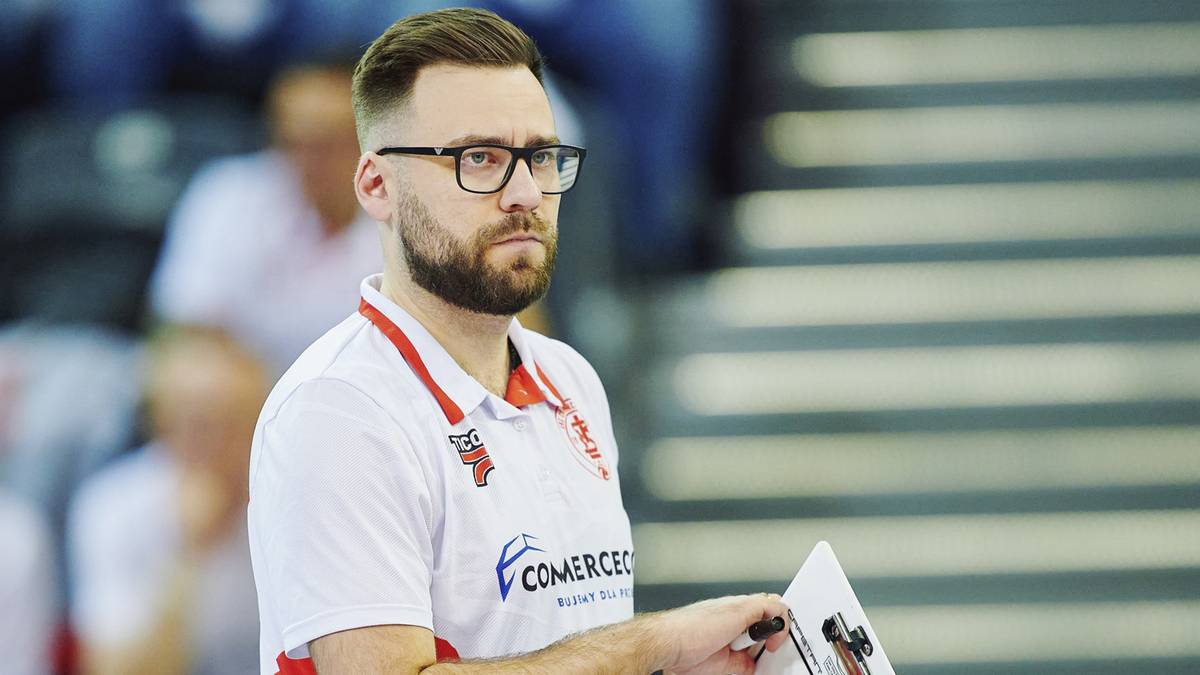Adrian Chyliński, trener ŁKS Commercecon Łódź, w okularach i białej koszulce polo