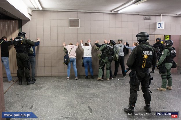 Tak GROM odbijał zakładników w warszawskim metrze