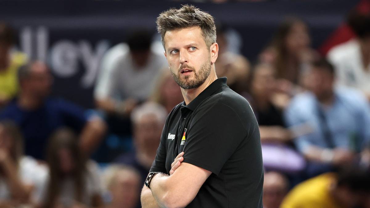 Michał Winiarski, trener męskiej reprezentacji narodowej, z rękami skrzyżowanymi na piersi.