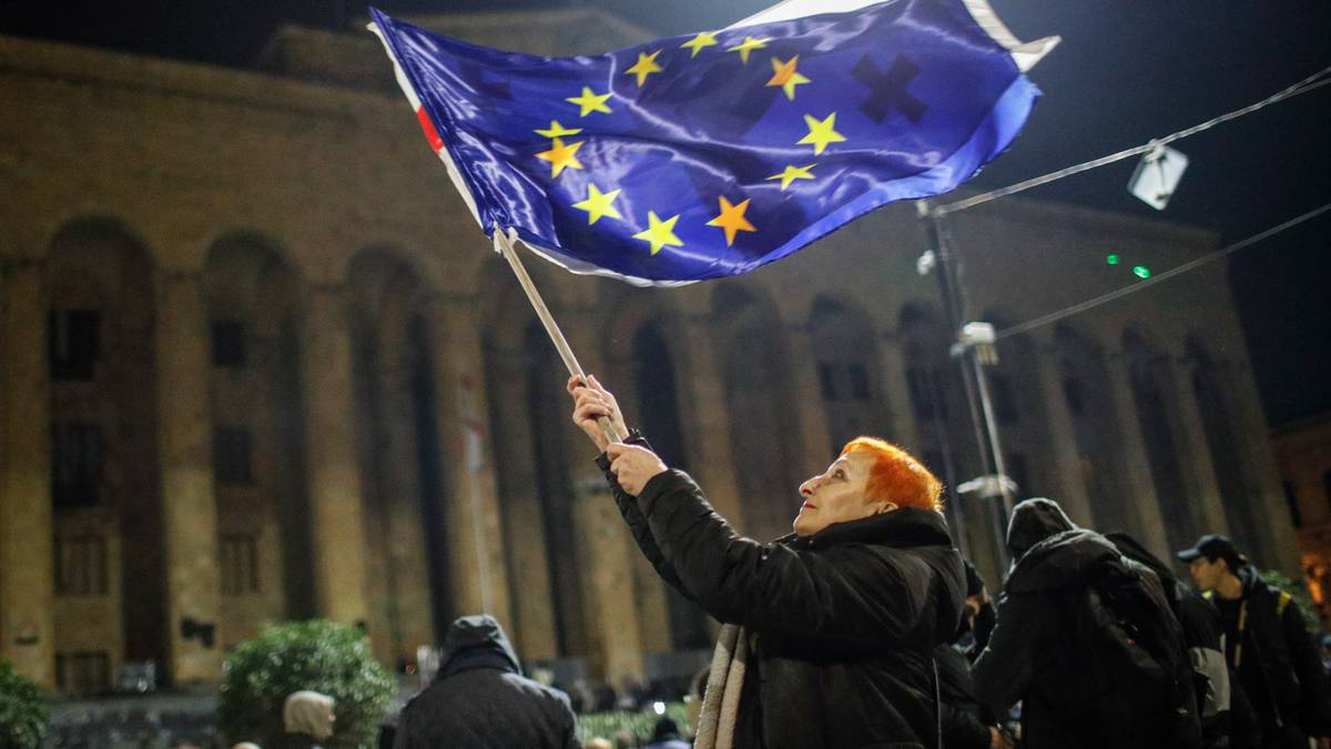 Gruzja. Tysiące demonstrantów przed parlamentem. Protestują przeciwko decyzji rządu