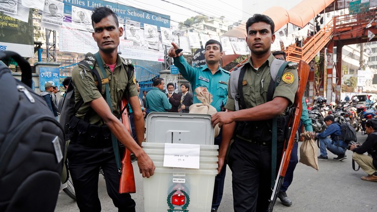 Bangladesz: wybory wygrała partia premier Hasiny. W starciach zginęło 17 osób