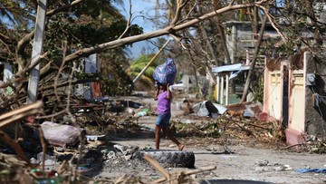 Do 877 wzrósł bilans ofiar huraganu Matthew na Haiti. Żywioł powoli słabnie