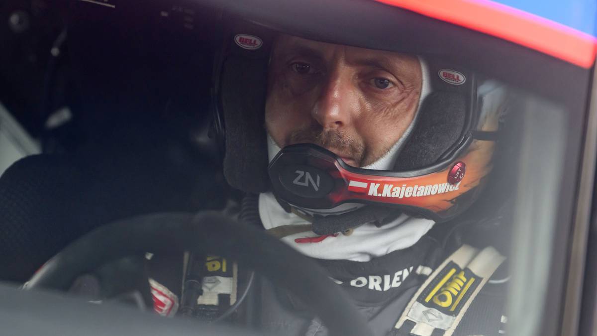 Zbliżenie na twarz kierowcy rajdowego Kajetanowicza w kasku podczas zawodów.