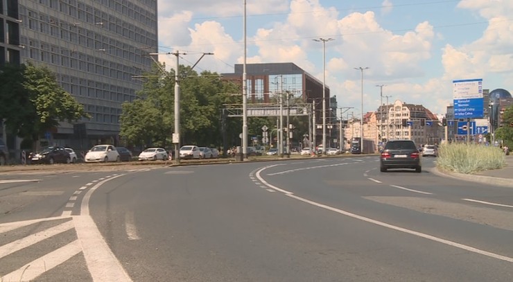 Wrocław. Złapano kierowcę, który uderzył w autobus. Nieoficjalnie: Brał udział w wyścigu taksówek