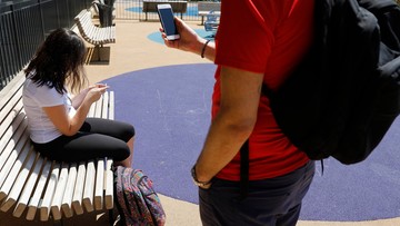 Francja zakazała używania smartfonów w szkołach, nawet podczas przerw