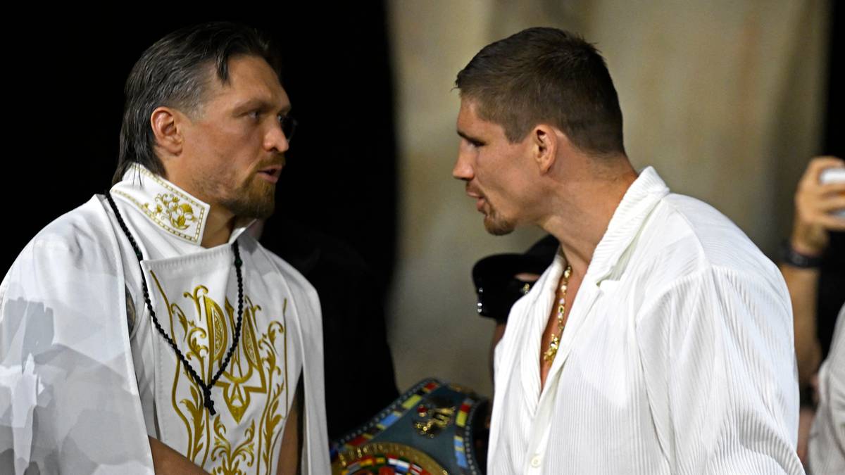 Oleksandr Usyk i Rico Verhoeven ściskają sobie dłonie przed walką bokserską.