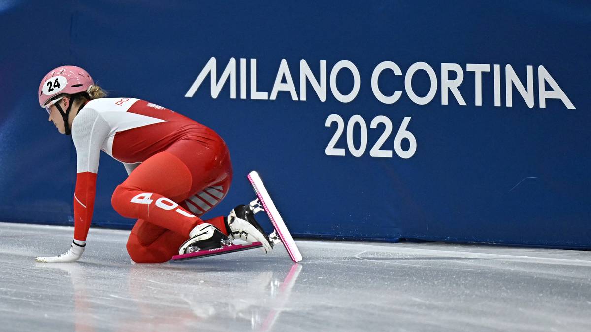 Zawodniczka short tracku Natalia Maliszewska klęczy na lodzie po upadku obok leżącej łyżwy, z napisem "MILANO CORTINA 2026" w tle.