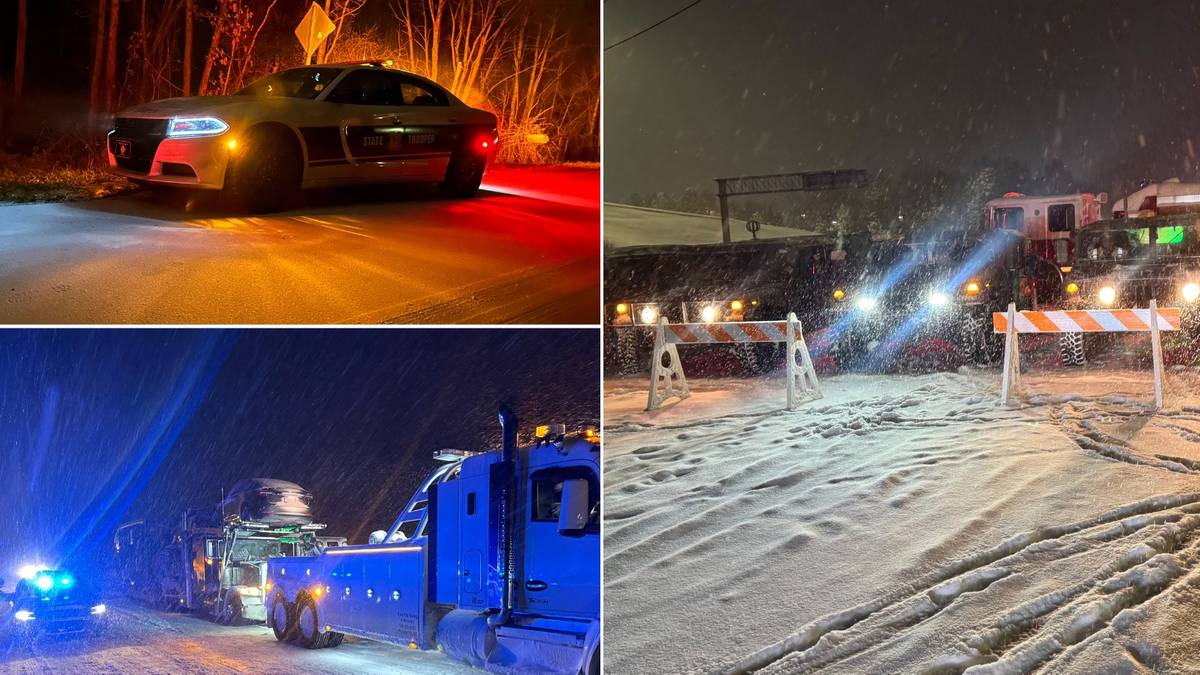 Samochód na ośnieżonej drodze nocą, holownik na zaśnieżonej drodze, zaśnieżony teren z barierkami drogowymi