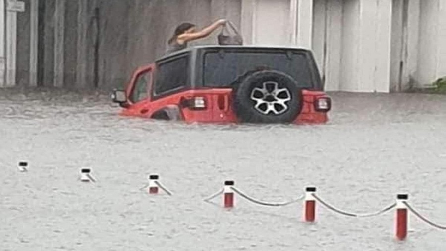 Potop na ulicach Swarzędza pod Poznaniem. Fot. Facebook / Spotted: MPK Poznań.