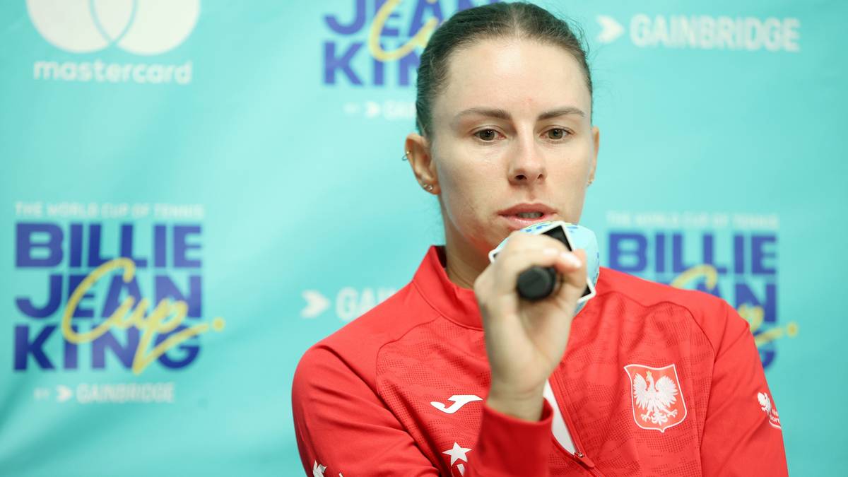 Tenisistka Magda Linette w czerwonej bluzie z godłem Polski podczas konferencji prasowej.