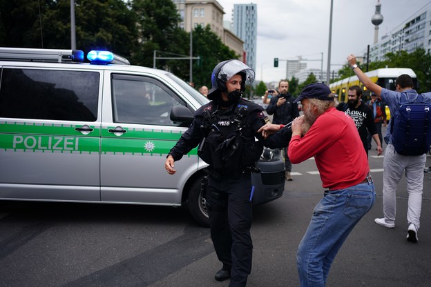Protestujący przeciwko koronawirusowi są blokowani przez policję podczas nieautoryzowanego protestu w Berlinie