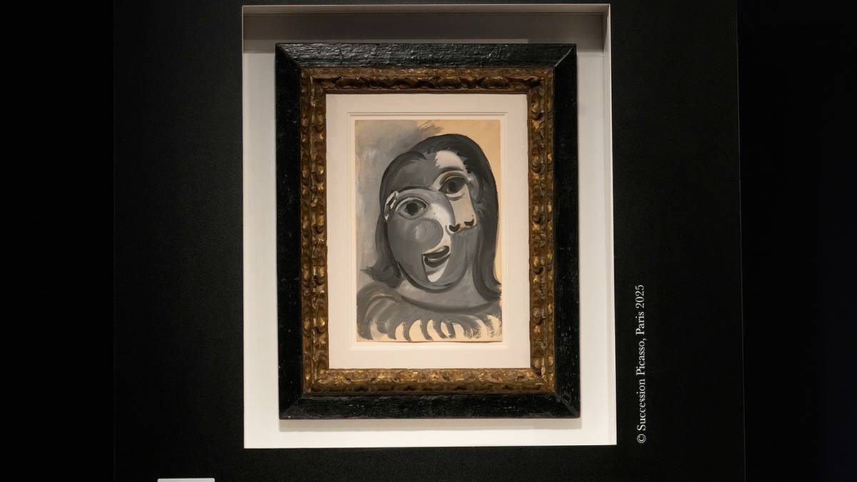 Obraz zatytułowany "Głowa kobiety" autorstwa Pabla Picassa, przedstawiający twarz kobiety w stylu kubistycznym, wykonany gwaszem w odcieniach szarości i czerni.