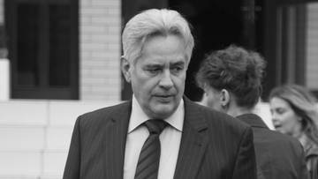 Portret aktora Mirosława Krawczyka w garniturze.