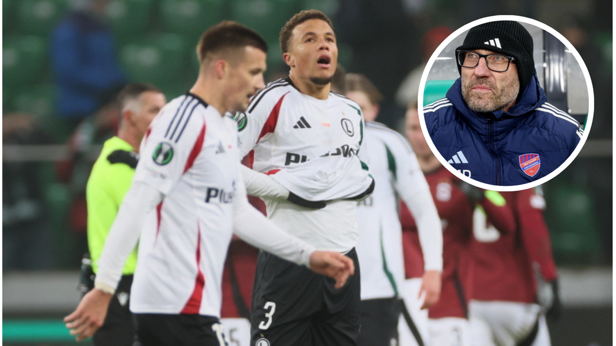 Piłkarze Legii Warszawa na boisku, w tle trener w okularach