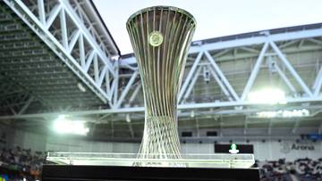 Puchar Ligi Konferencji UEFA na tle trybun stadionu.