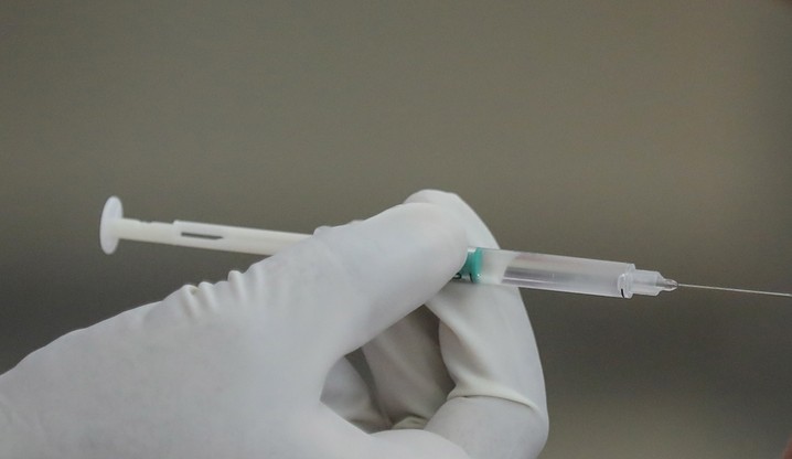 Producenci: południowoafrykański wariant koronawirusa osłabia działanie szczepionek