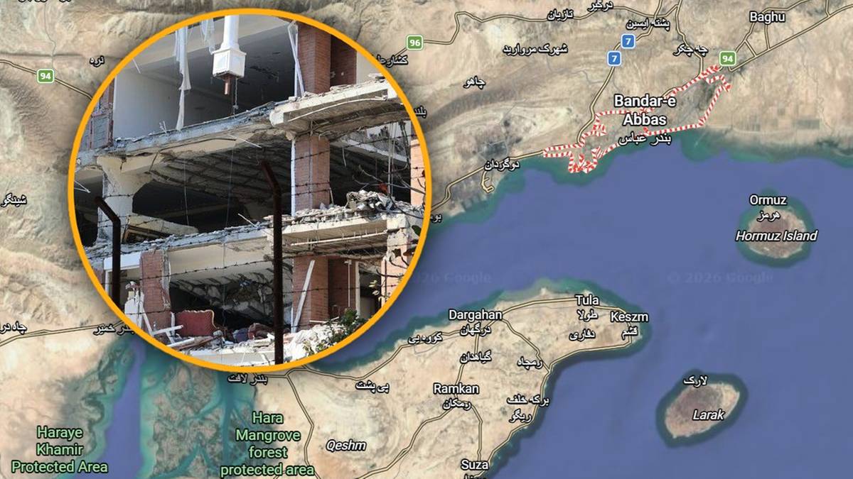 Mapa satelitarna portu Bandar Abbas w Iranie z zaznaczonym obszarem eksplozji i zbliżeniem na zniszczony budynek.