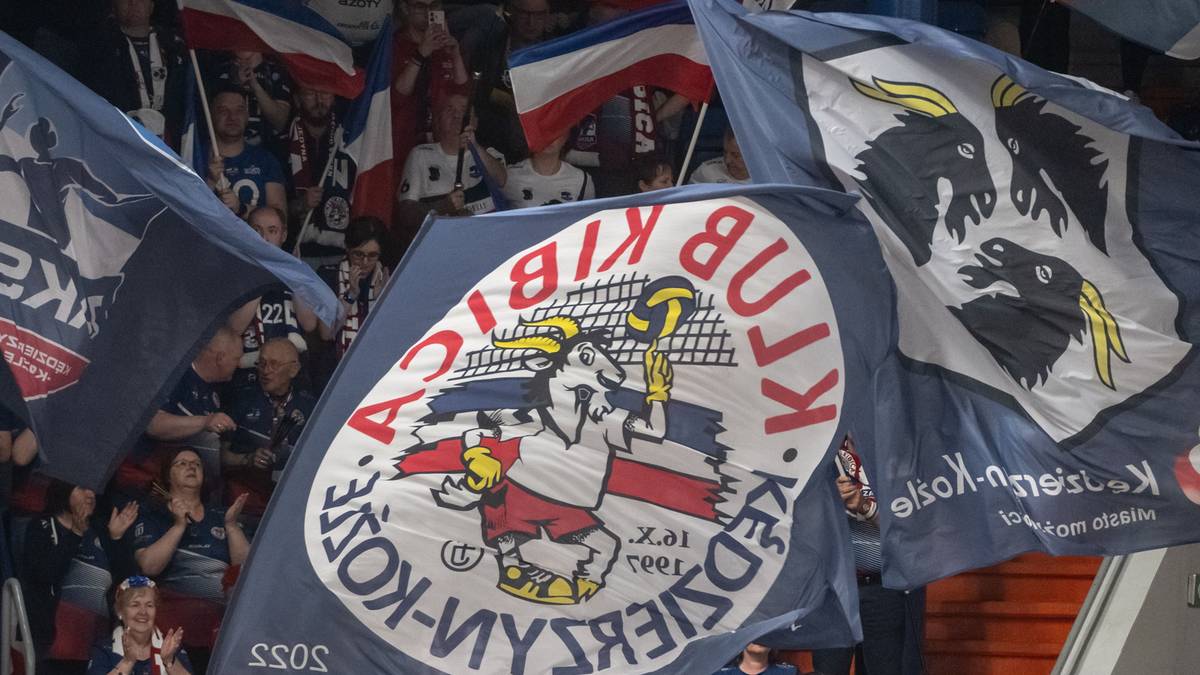 Flaga z logo klubu sportowego K.S. Budowlani Ł&oacute;dź. Na fladze widnieje stylizowana postać z maczugą i piłką do rugby, otoczona napisem "K.S. BUDOWLANI Ł&Oacute;DŹ RUGBY KLUB".