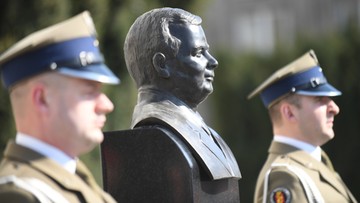 Na Placu Piłsudskiego odsłonięto popiersie Lecha Kaczyńskiego