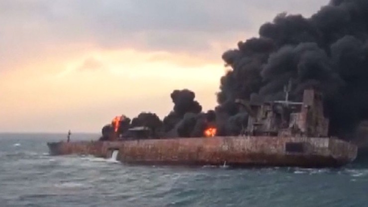 Powiększa się plama ropy z tankowca, który zatonął u wybrzeży Chin