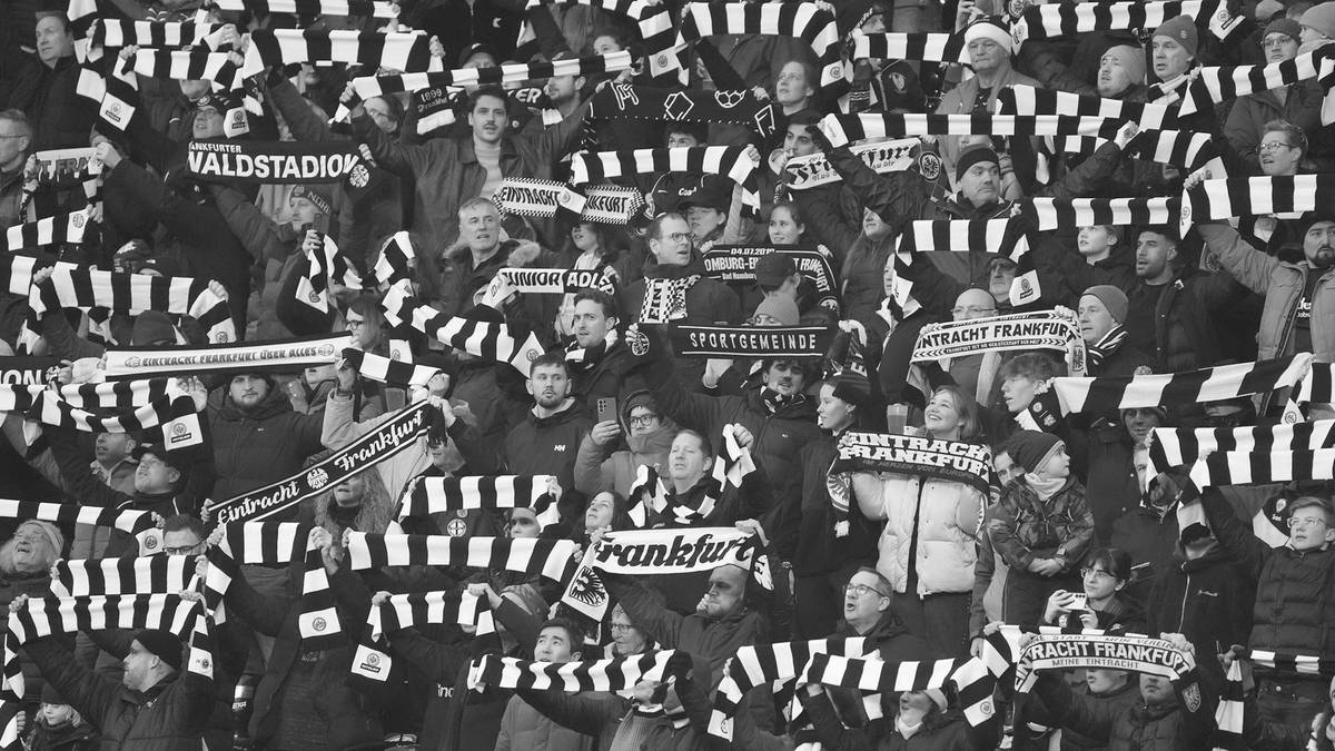 Tłum kibic&oacute;w Eintrachtu Frankfurt ubranych w szaliki klubowe