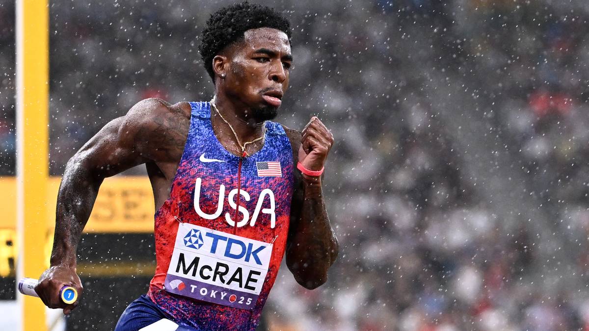 Dw&oacute;ch lekkoatlet&oacute;w w wyścigu sztafetowym, jeden z nich to McRae reprezentujący USA.