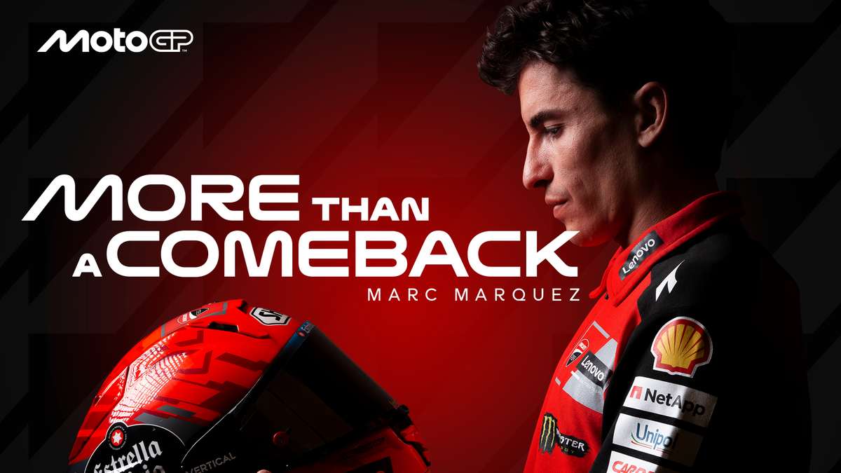 Marc Marquez, motocyklista MotoGP, trzymający swój kask. Tekst "MORE THAN A COMEBACK" i "MARC MARQUEZ" jest widoczny.