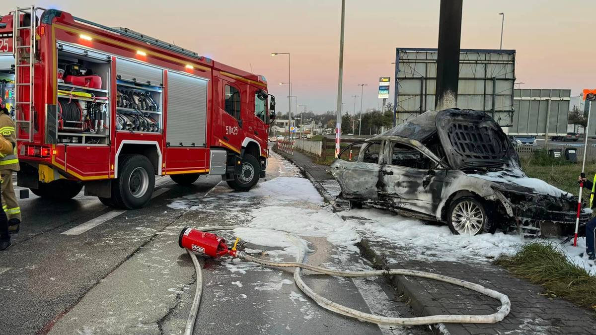 Koszmarny wypadek w Mikołowie. Auto stanęło w płomieniach