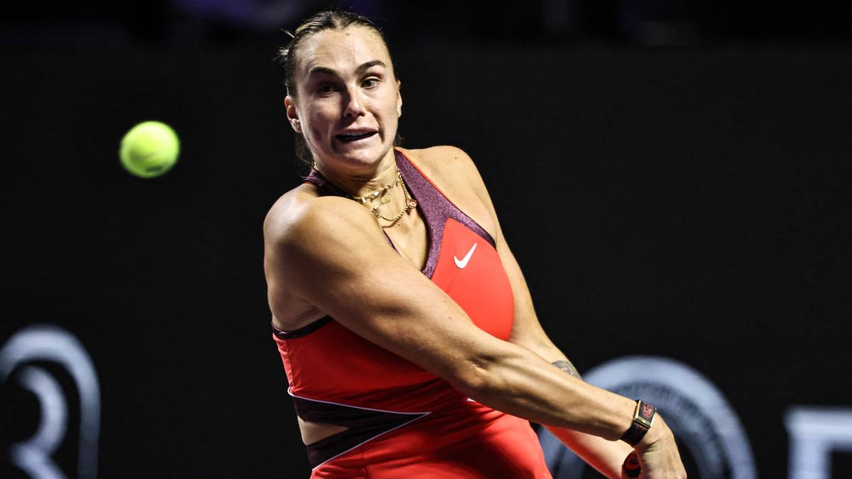 Aryna Sabalenka uderza piłkę tenisową forhendem