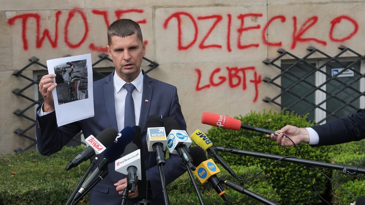 Napis "twoje dziecko LGBT+" na budynku MEN. Minister: grupa idiotów
