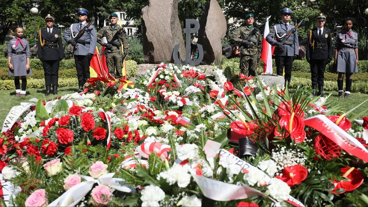 1 sierpnia flagi niemieckich placówek dyplomatycznych w Polsce opuszczone do połowy masztu