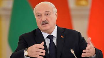 Alaksandr Łukaszenka przemawia z gestykulacją.