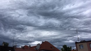 23.08.2020 10:00 Niesamowite chmury nad Dolnym Śląskiem. Przypominały wzburzone morze. Skąd się wzięły? [ZDJĘCIA]