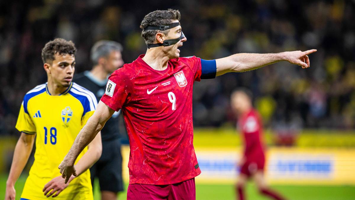 Piłkarz w czerwonej koszulce reprezentacji Polski wskazuje palcem, obok stoi piłkarz w ż&oacute;łtej koszulce Szwecji.