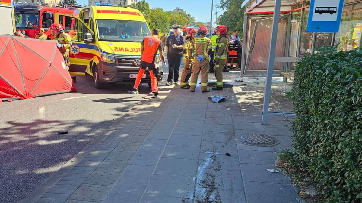 Samochód wjechał w przystanek. Groźny wypadek w Warszawie