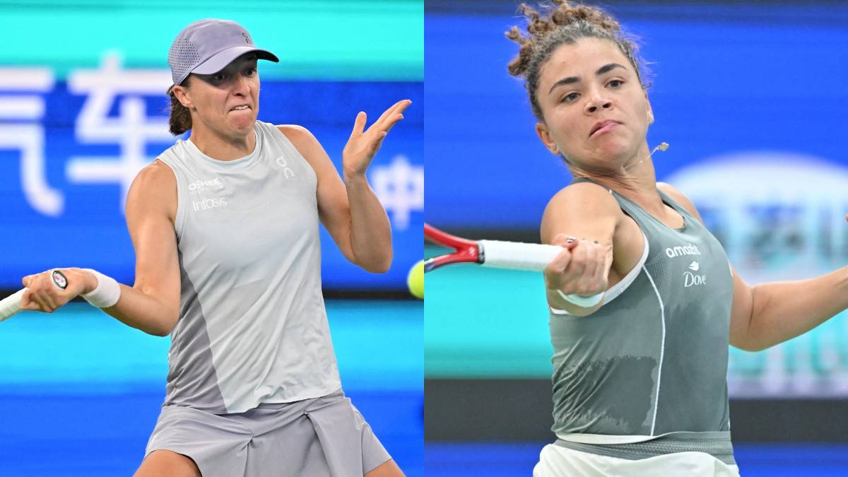 Dwie tenisistki, Iga Świątek i Jasmine Paolini, podczas meczu.