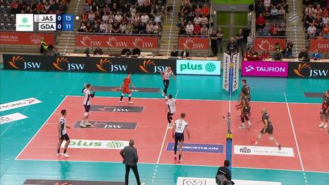 Mecz siatk&oacute;wki pomiędzy JSW Jastrzębski Węgiel a Energą Trefl Gdańsk. Zawodnicy jednej z drużyn pr&oacute;bują zablokować atak przeciwnika.