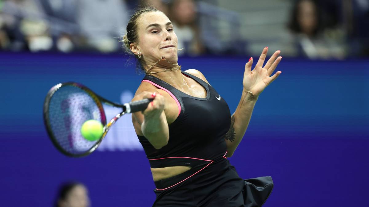 Aryna Sabalenka, tenisistka, uderza piłkę rakietą podczas meczu, skupiona.