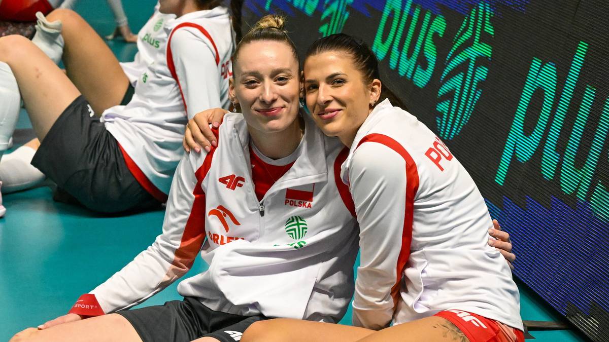 Dwie siatkarki reprezentacji Polski w biało-czerwonych strojach siedzą obok siebie, obejmując się ramionami.