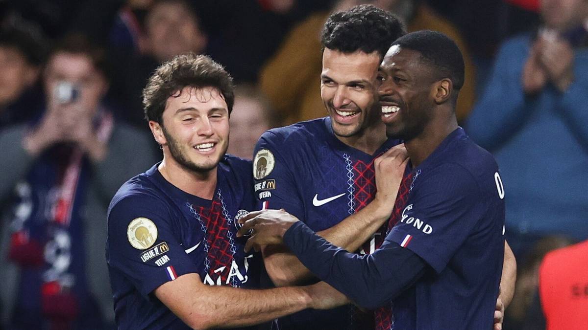Trzech piłkarzy PSG świętuje radośnie, uśmiechając się i przytulając.