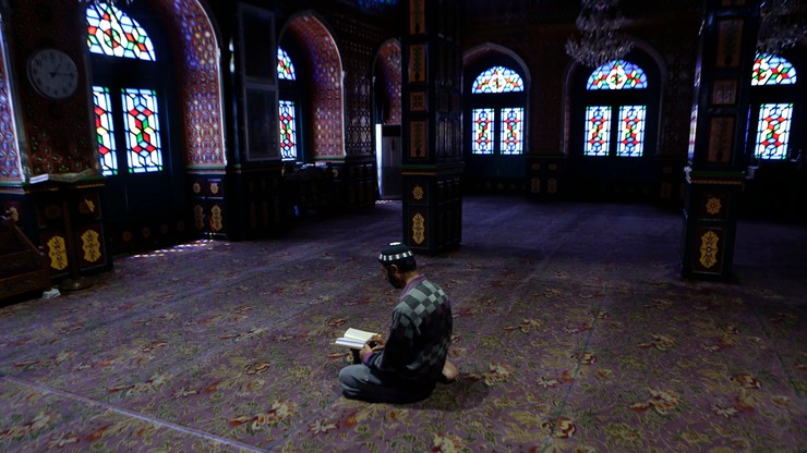 Samotny wierny w kaszmirskim meczecie w czasie Ramadanu 