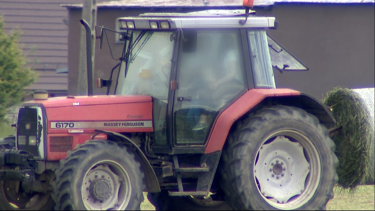 Kamera uchwyciła, jak w kabinie traktora jechał zarówno rolnik, jak i dwójka dzieci