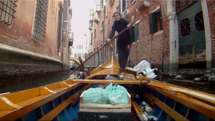 Mistrzynie wioślarstwa rozwożą łodziami żywność mieszkańcom Wenecji