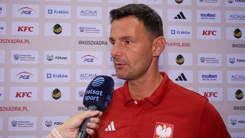 Igor Milicić, trener reprezentacji Polski w piłce nożnej, w czerwonej koszulce udziela wywiadu.