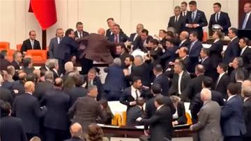 Posłowie opozycji i rządzącej partii biją się w sali sejmowej podczas zaprzysiężenia nowego ministra sprawiedliwości Akinia Gurleka.