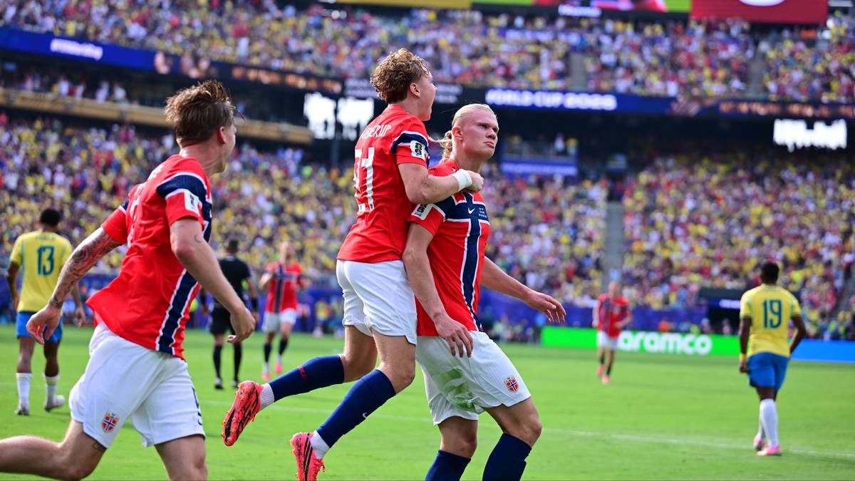 Piłkarze Norwegii świętują bramkę na tle trybun stadionu podczas meczu z Brazylią.